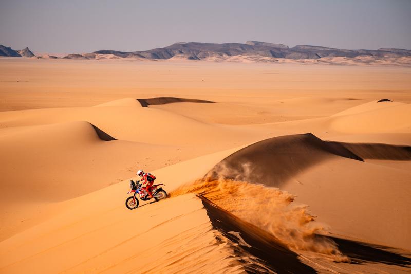 藤原慎也、世界一過酷な「ダカール・ラリー」に初挑戦15日間