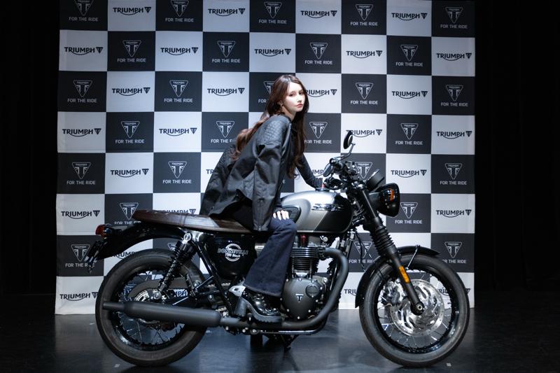 “バイク愛”全開のライディングポーズで颯爽と登場！ダレノガレ明美が語る、英国生まれの「トライアンフ」の魅力とは