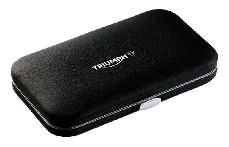 “バイク愛”全開のライディングポーズで颯爽と登場！ダレノガレ明美が語る、英国生まれの「トライアンフ」の魅力とは