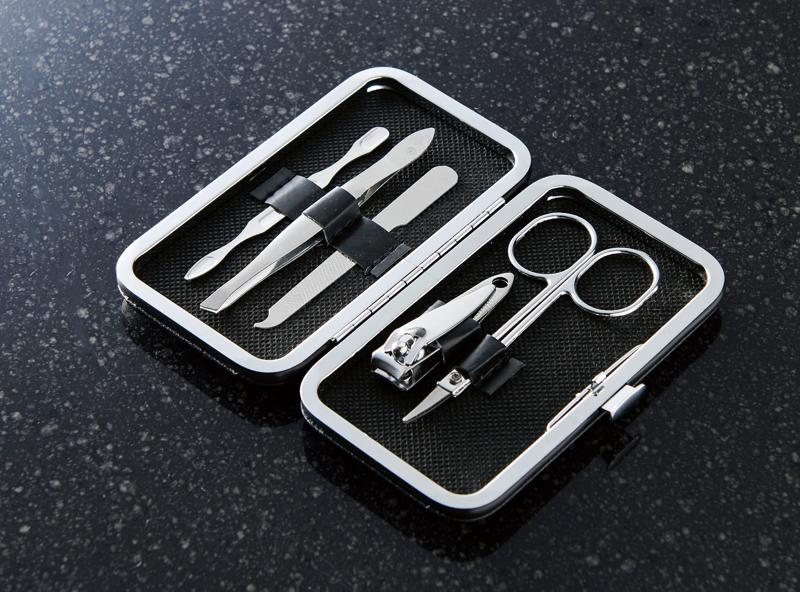 “バイク愛”全開のライディングポーズで颯爽と登場！ダレノガレ明美が語る、英国生まれの「トライアンフ」の魅力とは