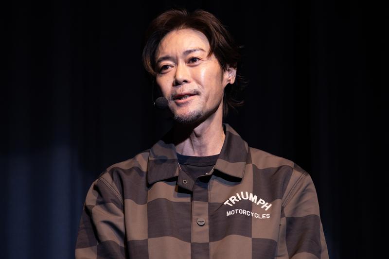 “バイク愛”全開のライディングポーズで颯爽と登場！ダレノガレ明美が語る、英国生まれの「トライアンフ」の魅力とは