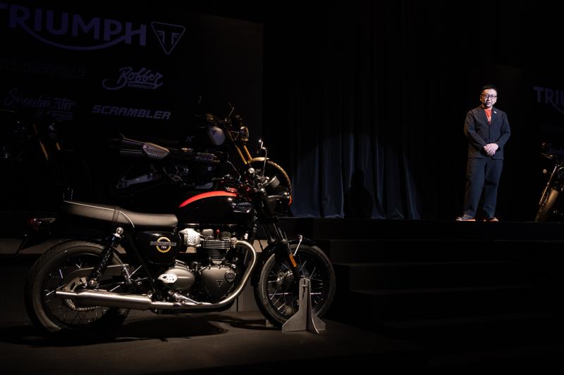 “バイク愛”全開のライディングポーズで颯爽と登場！ダレノガレ明美が語る、英国生まれの「トライアンフ」の魅力とは