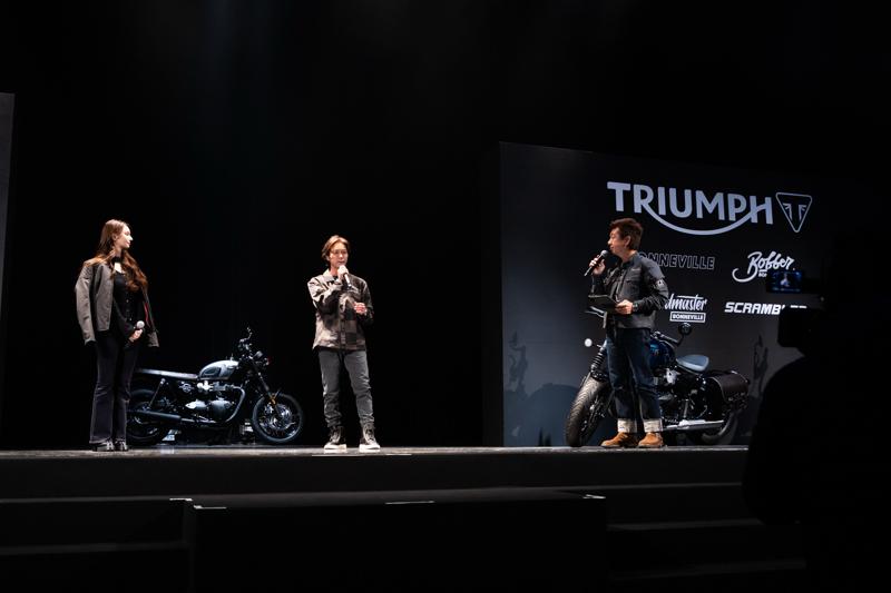 “バイク愛”全開のライディングポーズで颯爽と登場！ダレノガレ明美が語る、英国生まれの「トライアンフ」の魅力とは