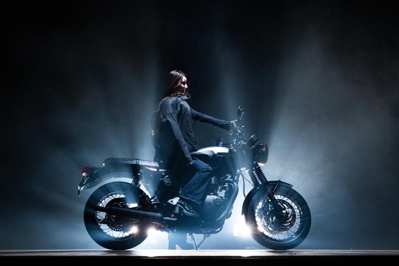 “バイク愛”全開のライディングポーズで颯爽と登場！ダレノガレ明美が語る、英国生まれの「トライアンフ」の魅力とは