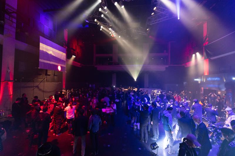 “バイク愛”全開のライディングポーズで颯爽と登場！ダレノガレ明美が語る、英国生まれの「トライアンフ」の魅力とは