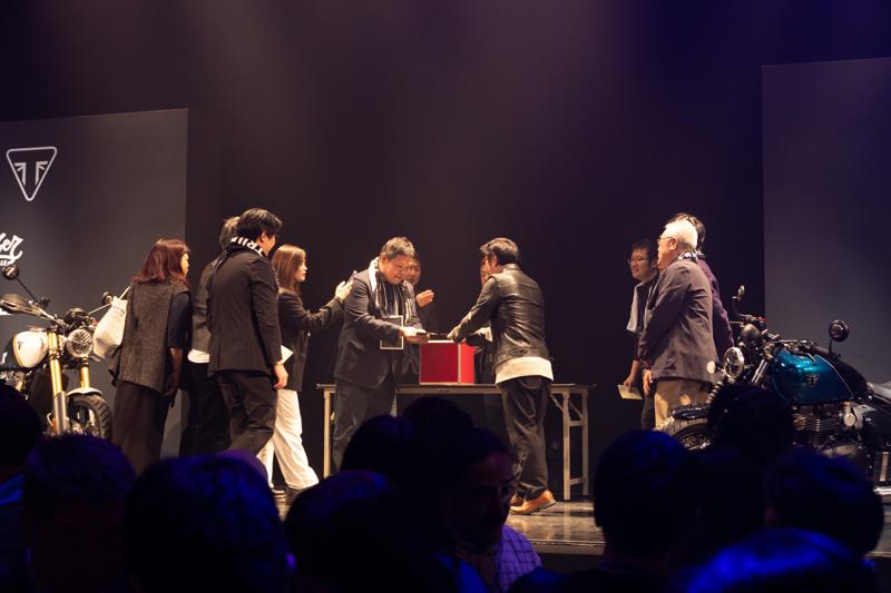 “バイク愛”全開のライディングポーズで颯爽と登場！ダレノガレ明美が語る、英国生まれの「トライアンフ」の魅力とは