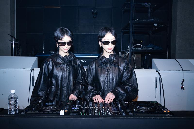 “バイク愛”全開のライディングポーズで颯爽と登場！ダレノガレ明美が語る、英国生まれの「トライアンフ」の魅力とは