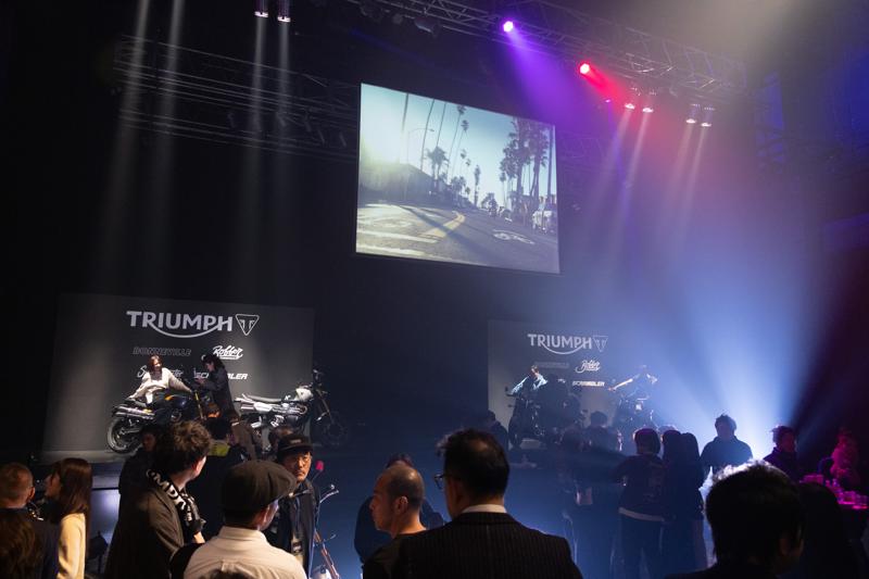 “バイク愛”全開のライディングポーズで颯爽と登場！ダレノガレ明美が語る、英国生まれの「トライアンフ」の魅力とは