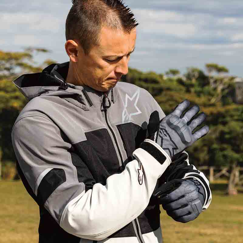 アルパインスターズ×ラフアンドロードの限定コラボ商品が登場！ ジャケットからシューズまで4アイテムを展開 記事5