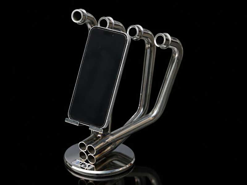 RPM がスマートフォンスタンド「DIGITAL-MANIHOLD Ver.1.0」を発売！ エキゾーストパイプの造形美を机上に表現 メイン