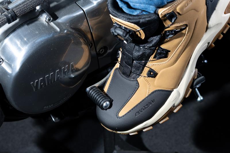 日常のバイクライフからアウトドアシーンまでをシームレスにつなぐ新しいコンセプトのライディングシューズ｜アクティブなツーリングをサポートするSCOYCO（スコイコ）「MT106」が新登場