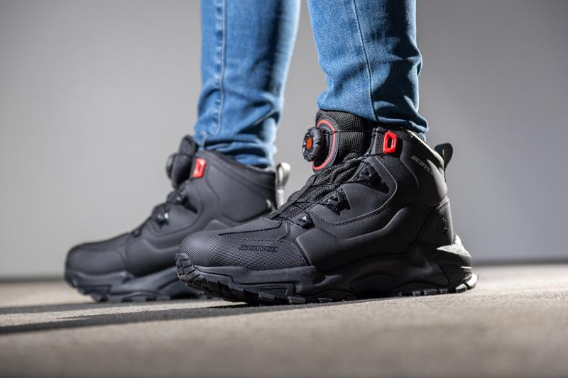 日常のバイクライフからアウトドアシーンまでをシームレスにつなぐ新しいコンセプトのライディングシューズ｜アクティブなツーリングをサポートするSCOYCO（スコイコ）「MT106」が新登場