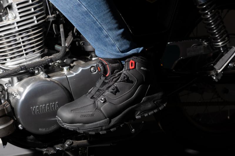 日常のバイクライフからアウトドアシーンまでをシームレスにつなぐ新しいコンセプトのライディングシューズ｜アクティブなツーリングをサポートするSCOYCO（スコイコ）「MT106」が新登場