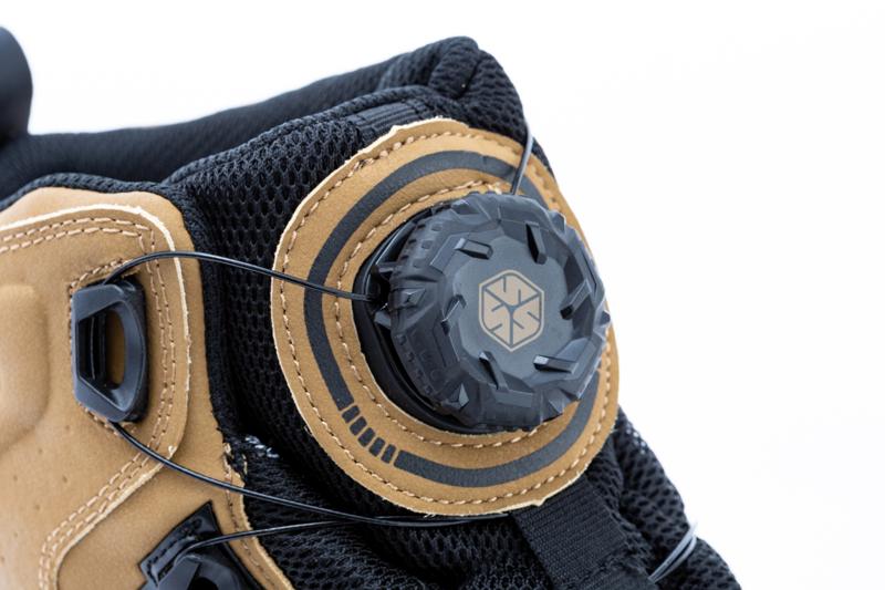 日常のバイクライフからアウトドアシーンまでをシームレスにつなぐ新しいコンセプトのライディングシューズ｜アクティブなツーリングをサポートするSCOYCO（スコイコ）「MT106」が新登場