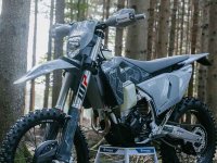 【ハスクバーナ・モーターサイクルズ】MY2026「FE 350 Pro」を発表！ ホワイトフレーム＆新グラフィック採用