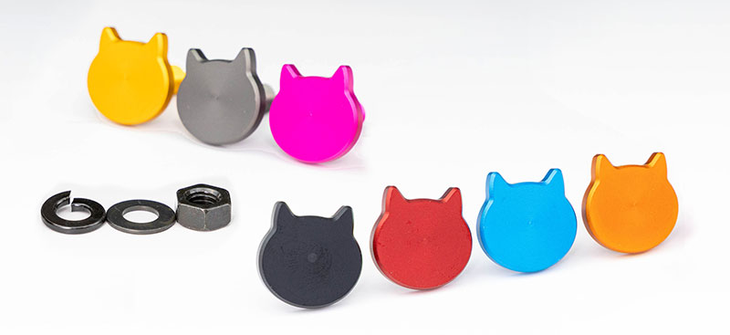 ナンバープレートを猫でドレスアップ！ 車検対応「にゃんばーボルト」がキジマから発売 記事1