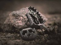 アクラポビッチのアドベンチャーバイク向け「アドベンチャーフットペグセット チタン」がプロトから発売 メイン