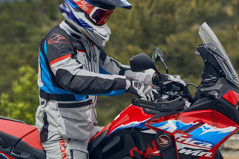 FIVE の「TFX1 SHORT」が岡田商事から発売！ 長時間トレイルライドも快適なショートグローブ 記事1