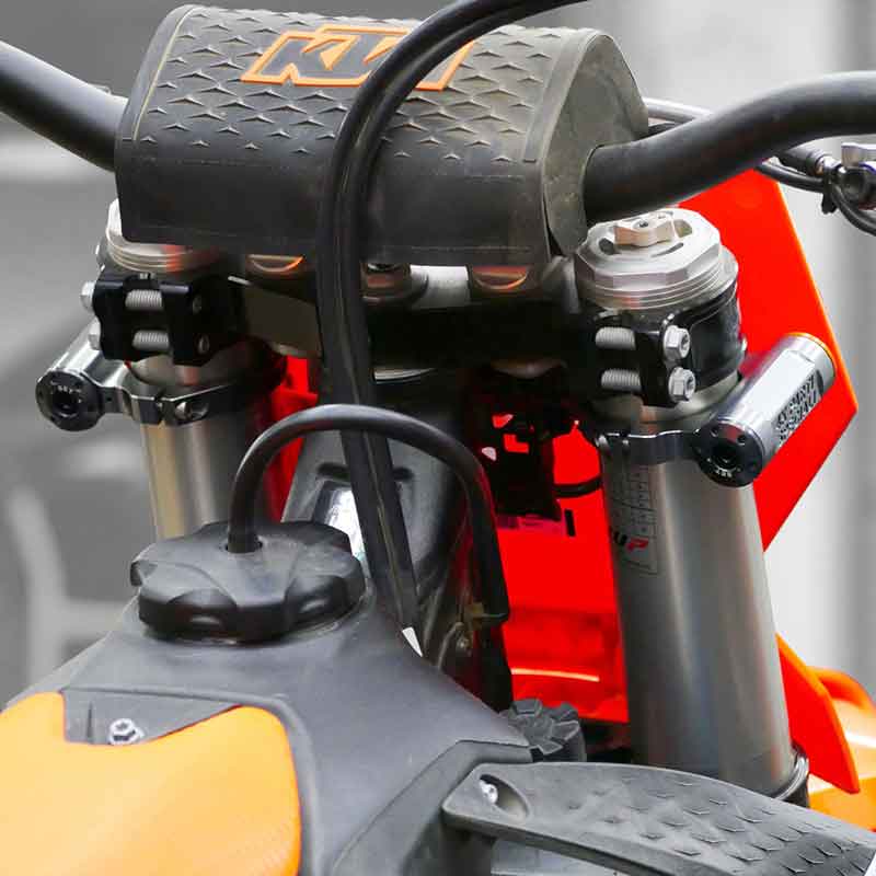 4K製「INTERNAL ステアリングダンパー」が登場！ 必要なときだけ作動する慣性式ダンパーを採用 記事3