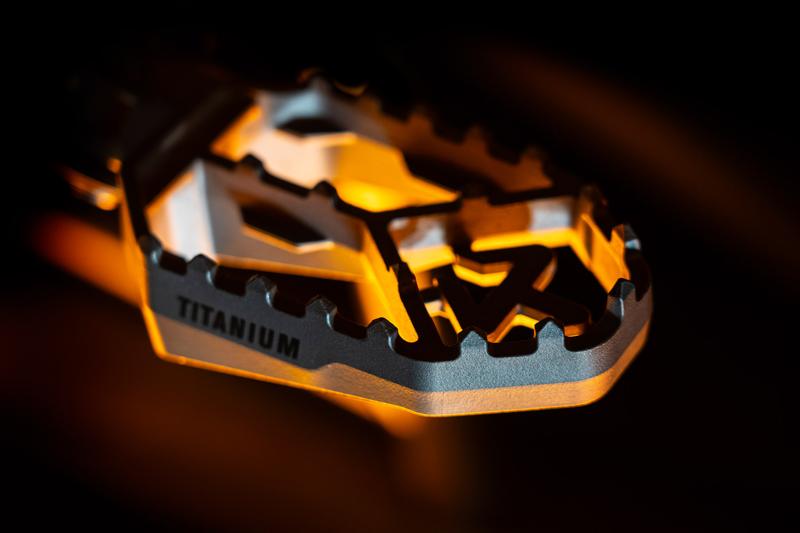 アドベンチャーライダー必見の軽量・高剛性チタン仕様！アクラポビッチ新作フットペグ