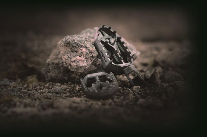 アドベンチャーライダー必見の軽量・高剛性チタン仕様！アクラポビッチ新作フットペグ