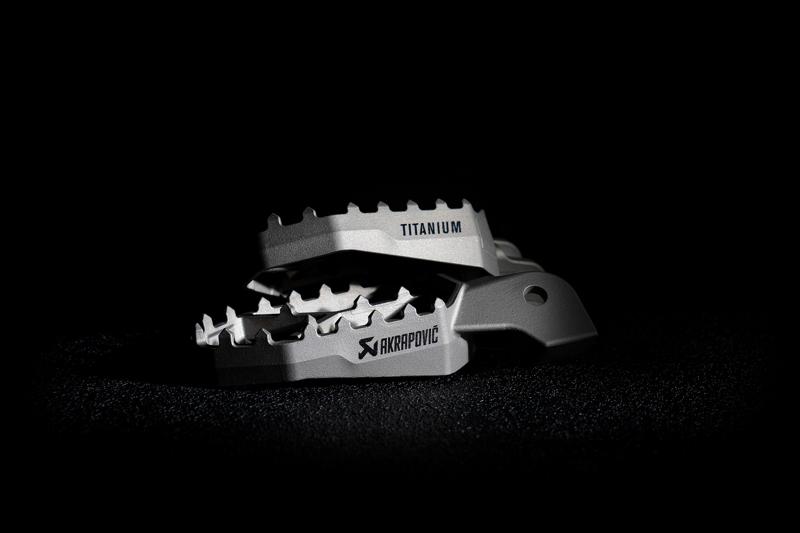 アドベンチャーライダー必見の軽量・高剛性チタン仕様！アクラポビッチ新作フットペグ