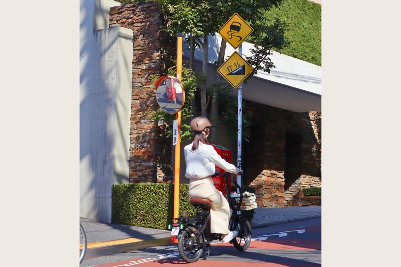 免許不要のママチャリ型「こがない自転車」MOPERO