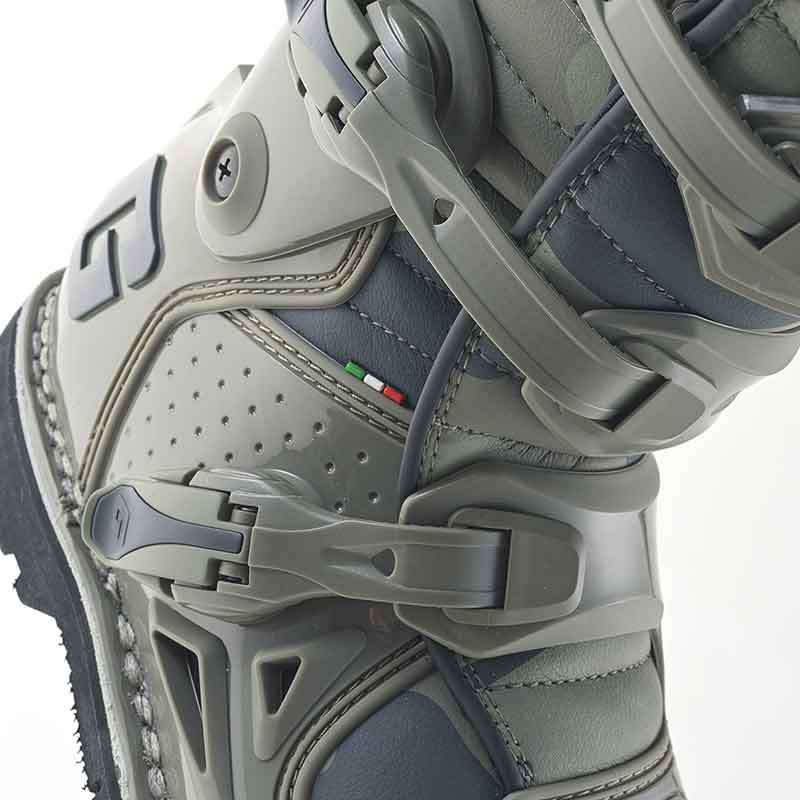 ガエルネのオフロードブーツ・ファストバック エンデューロソールに新色「トゥループ」が登場！ 記事2