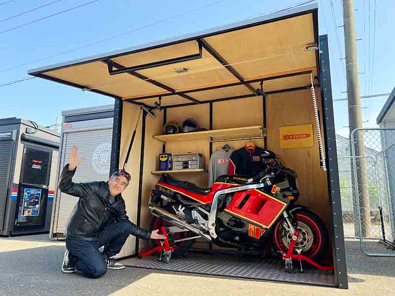 真横移動で省スペース収納を実現、極小バイクガレージ「マイクロ