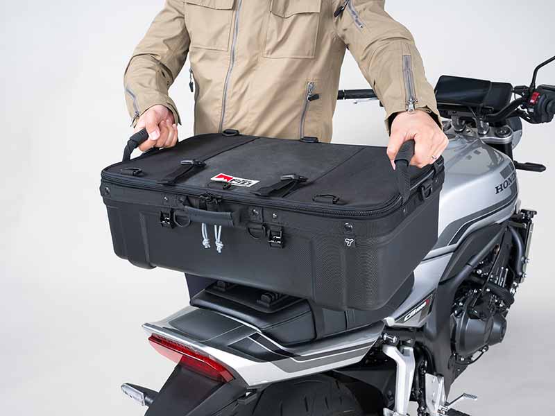 キャンプツーリングの積載・林道走行の備えに！ タナックスから「キャンピングシェルベース PF」＆熊対策ツール「モトベル」が登場 記事2