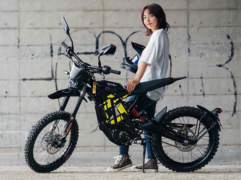 電動オフロードブランド「Surron／サーロン」2026年モデルを発表、公道仕様とレース向けモデルを設定 メイン