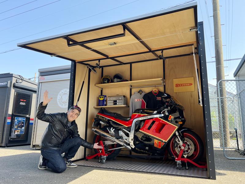 【名古屋モーターサイクルショー実物初公開】駐車場1台分で“夢の6輪生活”を叶える！極小バイクガレージ「マイクロガレージ」登場。バイクを諦める悩みは、今日で終わり。