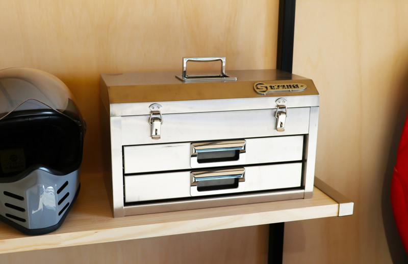 【名古屋モーターサイクルショー実物初公開】駐車場1台分で“夢の6輪生活”を叶える！極小バイクガレージ「マイクロガレージ」登場。バイクを諦める悩みは、今日で終わり。