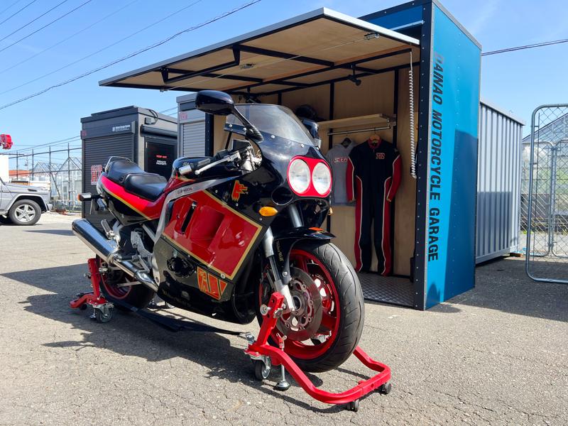 【名古屋モーターサイクルショー実物初公開】駐車場1台分で“夢の6輪生活”を叶える！極小バイクガレージ「マイクロガレージ」登場。バイクを諦める悩みは、今日で終わり。