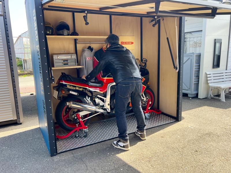 【名古屋モーターサイクルショー実物初公開】駐車場1台分で“夢の6輪生活”を叶える！極小バイクガレージ「マイクロガレージ」登場。バイクを諦める悩みは、今日で終わり。