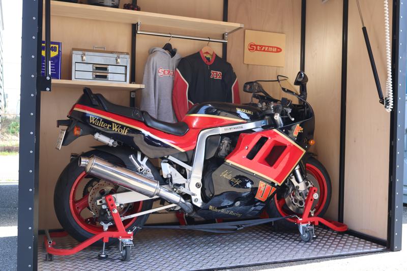 【名古屋モーターサイクルショー実物初公開】駐車場1台分で“夢の6輪生活”を叶える！極小バイクガレージ「マイクロガレージ」登場。バイクを諦める悩みは、今日で終わり。