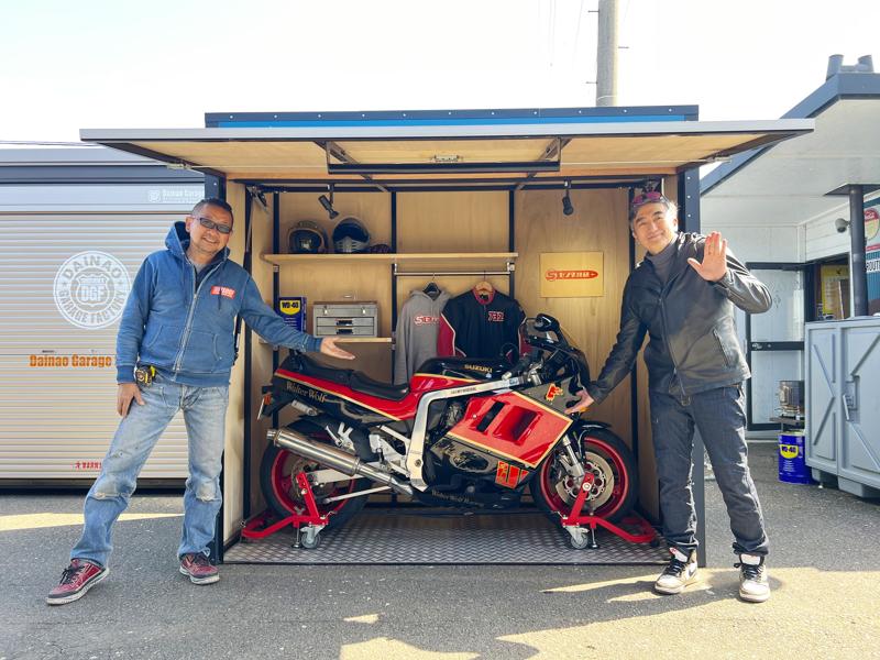 【名古屋モーターサイクルショー実物初公開】駐車場1台分で“夢の6輪生活”を叶える！極小バイクガレージ「マイクロガレージ」登場。バイクを諦める悩みは、今日で終わり。