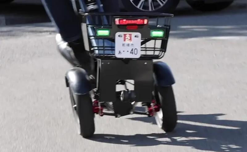 シニアや女性も安心の「倒れない」三輪電動バイク。縦型折り畳み式の特定小型原付「SWIFT