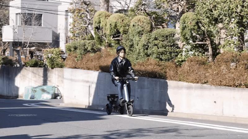 シニアや女性も安心の「倒れない」三輪電動バイク。縦型折り畳み式の特定小型原付「SWIFT