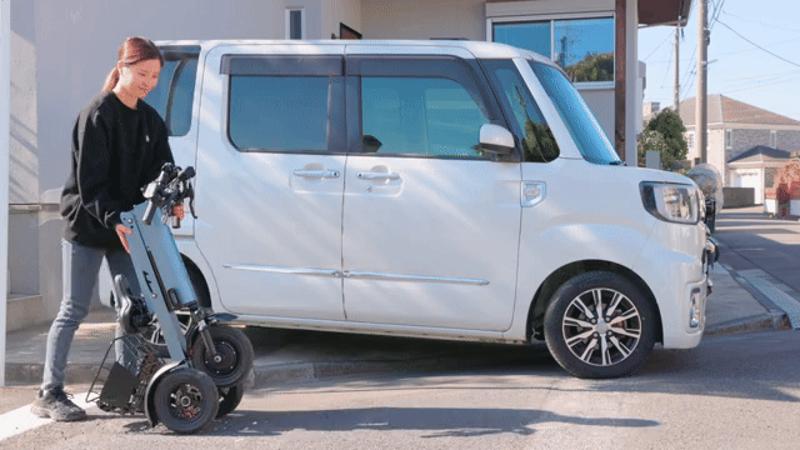 シニアや女性も安心の「倒れない」三輪電動バイク。縦型折り畳み式の特定小型原付「SWIFT