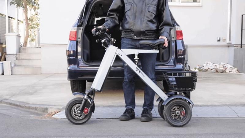 シニアや女性も安心の「倒れない」三輪電動バイク。縦型折り畳み式の特定小型原付「SWIFT