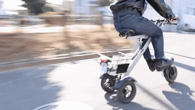 シニアや女性も安心の「倒れない」三輪電動バイク。縦型折り畳み式の特定小型原付「SWIFT