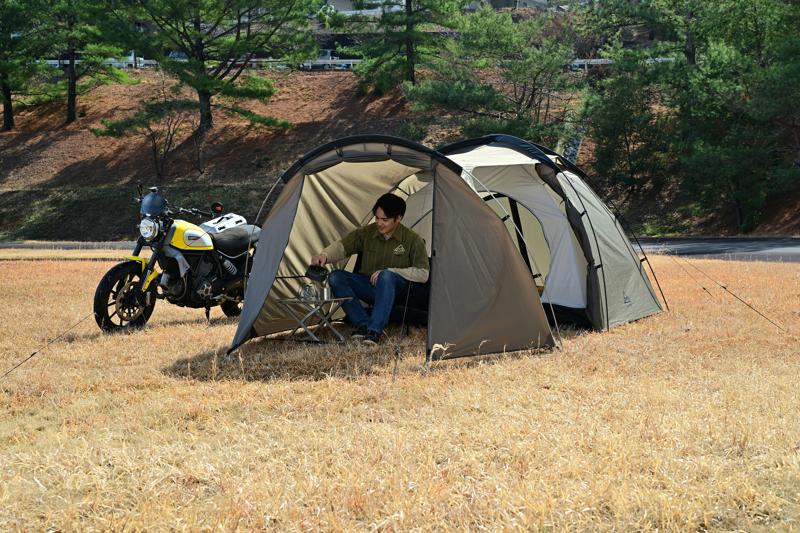 ツーリングや車中泊を快適にする新作3アイテムが登場！待望の前室広々テント「MAEHIRO