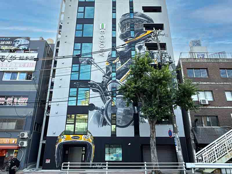 神戸のバイカー向けマンションに巨大壁画が出現! OVER ALLs が高さ約25mの建物に制作 メイン