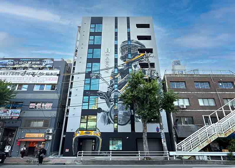 神戸のバイカー向けマンションに巨大壁画が出現! OVER ALLs が高さ約25mの建物に制作 記事1