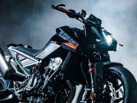 【KTM】「790 DUKE」2027年モデルを国内導入！ 操作性を改善し一体感あるライディングへ進化