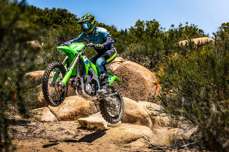 カワサキから新型「KX250F」「KX250FX」2026年7月25日発売、進化したエンジンとシャーシで250ccクラスの戦闘力をさらに強化