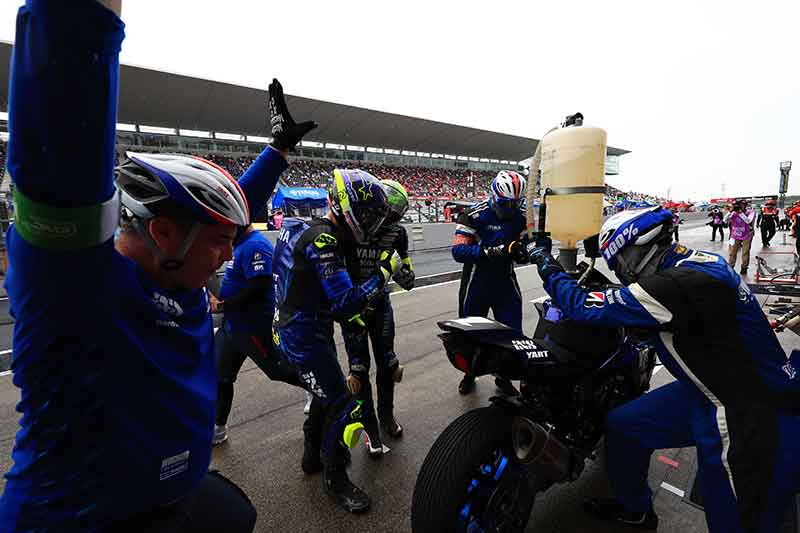 【ヤマハ】雨の2026鈴鹿8耐で YFRT が2位表彰台を獲得! YART は4位入賞で最終戦へ首位キープ 記事6