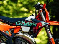 【KTM】第100回大会記念「EXC 6DAYS」5モデル発表、ポルトガル着想の専用グラフィック採用