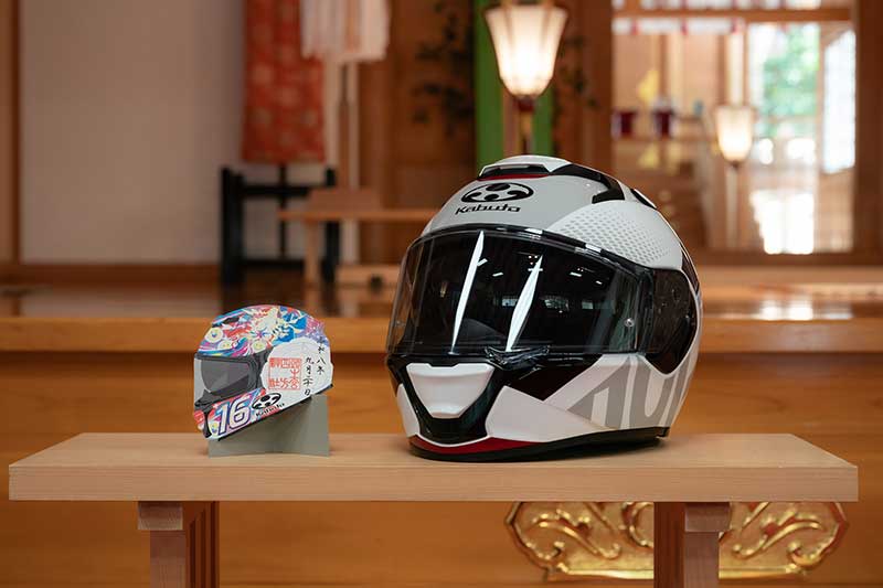 頭之宮四方神社 × オージーケーカブト「バイクヘルメット型御朱印」が9/20より授与スタート 記事1